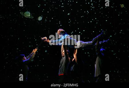 Luke Treadaway (Christopher Boone) mit seiner Tierratte 'Toby' in THE CURIOUS INCIDENT OF THE DOG IN THE NIGHT-TIME von Simon Stephens im Apollo Theatre, London W1 12/03/2013 eine Produktion des National Theatre nach dem Roman von Mark Haddon Design: Bunny Christie Beleuchtung: Paule Constable Videodesign: Finn Ross Regie: Marianne Elliott Stockfoto