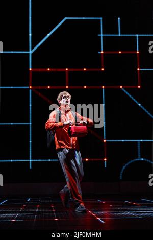 Graham Butler (Christopher Boone) in THE CURIOUS INCIDENT OF THE DOG IN THE NIGHT-TIME von Simon Stephens im Gielgud Theatre, London W1 08/07/2014 eine Produktion des National Theatre nach dem Roman von Mark Haddon Design: Bunny Christie Beleuchtung: Paule Constable Videodesign: Finn Ross Regie: Marianne Elliott Stockfoto