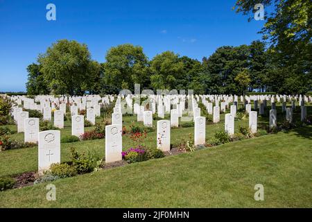 Gräber von Opfern der Landungen des D-Day auf dem Kriegsfriedhof von Beny Sur Mer Stockfoto