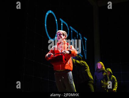 Graham Butler (Christopher Boone) in THE CURIOUS INCIDENT OF THE DOG IN THE NIGHT-TIME von Simon Stephens im Gielgud Theatre, London W1 08/07/2014 eine Produktion des National Theatre nach dem Roman von Mark Haddon Design: Bunny Christie Beleuchtung: Paule Constable Videodesign: Finn Ross Regie: Marianne Elliott Stockfoto