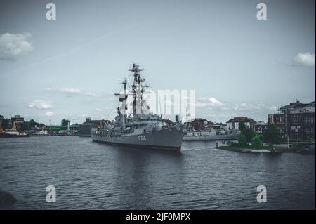 Ein Kriegsschiff im Hafen von wilhelmshaven in deutschland Stockfoto