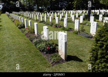 Gräber von Opfern der Landungen des D-Day auf dem Kriegsfriedhof von Beny Sur Mer Stockfoto