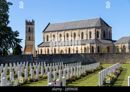 Kirche und Kriegsgräber auf Ranville British Military Cemetery Stockfoto