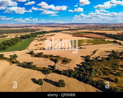 Landschaft der Landwirtschaft Felder an sonnigen Tag mit Wolken. Segovia. Stockfoto