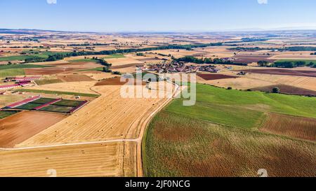 Luftaufnahme von landwirtschaftlichen Feldern und ländlichen Stadt im Hintergrund. Segovia. Stockfoto