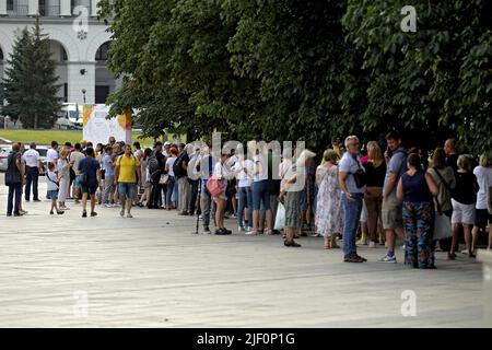 Kiew, Ukraine - 28. Juni 2022 - am Tag der Verfassung in Kiew, der Hauptstadt der Ukraine, warten sich die Menschen an, um die ukrainischen Traumpostmarken, Briefumschläge und Postkarten zu kaufen. Sofiia Kravchuk, 11, aus Liuboml, Region Wolyn, stellte die Antonov an-225 Mriya-Maschine in einer Zeichnung dar, die der Zeitung Was bedeutet die Ukraine für mich? Wettbewerb im Jahr 2021, dem Jahr der 30-jährigen Unabhängigkeit der Ukraine. Die an-225 Mriya ((ein "Traum" auf Ukrainisch) wurde während der Schlacht am Flughafen Antonov während der russischen Invasion in der Ukraine 2022 zerstört. Dieses Foto kann nicht d sein Stockfoto