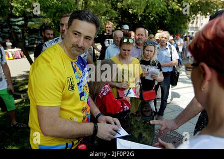 Kiew, Ukraine - 28. Juni 2022 - Ihor Smilianskyi, CEO von Ukrposhta, unterzeichnet am Tag der Verfassung in Kiew, der Hauptstadt der Ukraine, Umschläge mit den ukrainischen Traumpostmarken vor dem zentralen Postamt in Maidan Nezalezhnosti. Sofiia Kravchuk, 11, aus Liuboml, Region Wolyn, stellte die Antonov an-225 Mriya-Maschine in einer Zeichnung dar, die der Zeitung Was bedeutet die Ukraine für mich? Wettbewerb im Jahr 2021, dem Jahr der 30-jährigen Unabhängigkeit der Ukraine. Die an-225 Mriya ((ein "Traum" auf Ukrainisch) wurde während der Schlacht am Flughafen Antonov während der russischen Invasion in der Ukraine 2022 zerstört. Dieses Foto Stockfoto