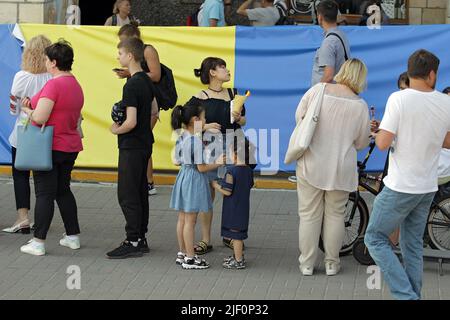 Kiew, Ukraine - 28. Juni 2022 - am Tag der Verfassung in Kiew, der Hauptstadt der Ukraine, warten sich die Menschen an, um die ukrainischen Traumpostmarken, Briefumschläge und Postkarten zu kaufen. Sofiia Kravchuk, 11, aus Liuboml, Region Wolyn, stellte die Antonov an-225 Mriya-Maschine in einer Zeichnung dar, die der Zeitung Was bedeutet die Ukraine für mich? Wettbewerb im Jahr 2021, dem Jahr der 30-jährigen Unabhängigkeit der Ukraine. Die an-225 Mriya ((ein "Traum" auf Ukrainisch) wurde während der Schlacht am Flughafen Antonov während der russischen Invasion in der Ukraine 2022 zerstört. Dieses Foto kann nicht d sein Stockfoto