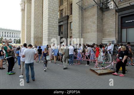 Kiew, Ukraine - 28. Juni 2022 - am Tag der Verfassung in Kiew, der Hauptstadt der Ukraine, warten sich die Menschen an, um die ukrainischen Traumpostmarken, Briefumschläge und Postkarten zu kaufen. Sofiia Kravchuk, 11, aus Liuboml, Region Wolyn, stellte die Antonov an-225 Mriya-Maschine in einer Zeichnung dar, die der Zeitung Was bedeutet die Ukraine für mich? Wettbewerb im Jahr 2021, dem Jahr der 30-jährigen Unabhängigkeit der Ukraine. Die an-225 Mriya ((ein "Traum" auf Ukrainisch) wurde während der Schlacht am Flughafen Antonov während der russischen Invasion in der Ukraine 2022 zerstört. Dieses Foto kann nicht d sein Stockfoto