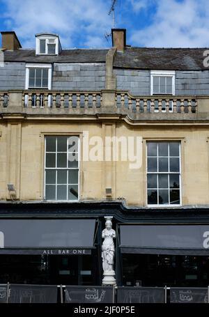 Ein Caryatid in Montpellier, Cheltenham, Gloucestershire. Eine Karyatide ist eine geformte weibliche Figur, die als architektonische Stütze dient Stockfoto