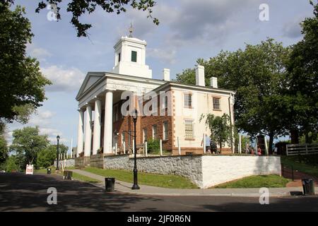 Third County Court House, 1837 griechisches Revival-Gebäude, im historischen Richmond Town, Staten Island, NY, USA Stockfoto