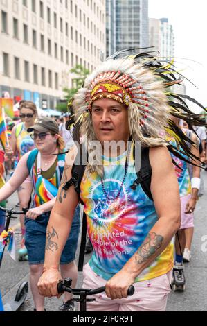 Eine Gruppe von Canada First Nations zwei temperamentvolle Menschen marschierten während der Pride Parade in der Bloor Street Stockfoto