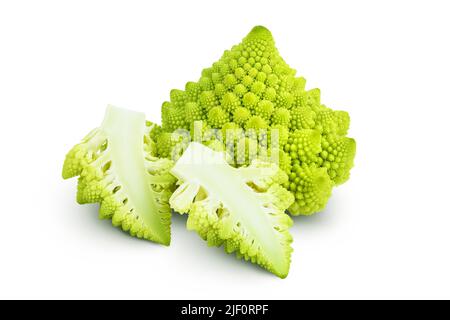 Romanesco Brokkoli-Kohl oder römischer Blumenkohl isoliert auf weißem Hintergrund mit voller Schärfentiefe Stockfoto