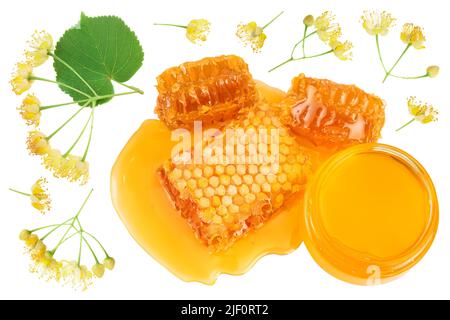 Honigwaben und Honigpfütze mit Stock- und Lindenblüten isoliert auf weißem Hintergrund. Draufsicht. Flach liegend Stockfoto