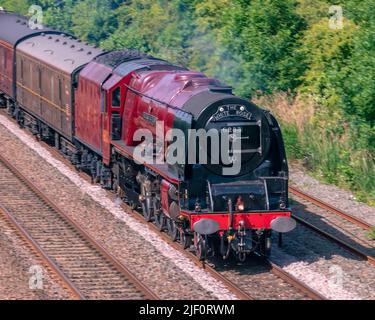 Sunnyhill, Derby Vereinigtes Königreich, June 17 2022, : Vintage Steam Train No 6233 Duchess of Sutherland auf der Weißen Rose von Tysley nach York Charter se Stockfoto