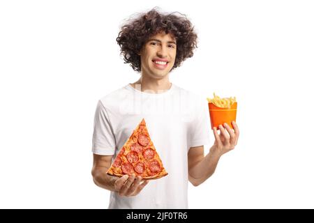 Fröhlicher junger Mann, der eine Scheibe Pizza und pommes auf weißem Hintergrund hält Stockfoto