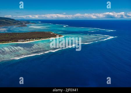 Tropische Küste auf Mauritius mit blauem Indischen Ozean. Luftaufnahme Stockfoto