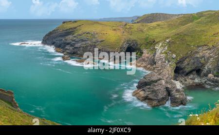 Eine Panoramaaufnahme der zerklüfteten Küste von North Cornwall gegenüber der Burg Tintagel. Stockfoto