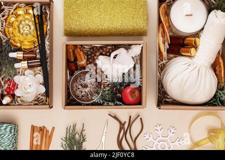 Basteln Sie Geschenkboxen mit Kerzen, Duftstäbchen, natürlichen Ölen, Dekorationen. Weihnachtsgeschenke für Meditation, Entspannung und Selbstversorgung. Surp wird vorbereitet Stockfoto