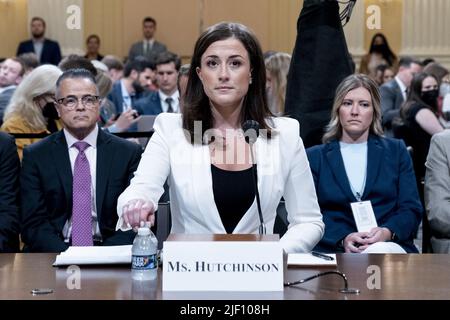 Washington, Usa. 28.. Juni 2022. Cassidy Hutchinson, der ehemalige oberste Berater von Mark Meadows, Stabschef des Weißen Hauses, erscheint vor dem Auswahlausschuss des Repräsentantenhauses, der den Angriff auf das US-Kapitol vom 6. Januar untersucht, um seine Ergebnisse einer einjährigen Untersuchung am Dienstag, den 28. Juni 2022, im Capitol in Washington zu offenbaren. Foto von Shawn Thew/UPI Credit: UPI/Alamy Live News Stockfoto