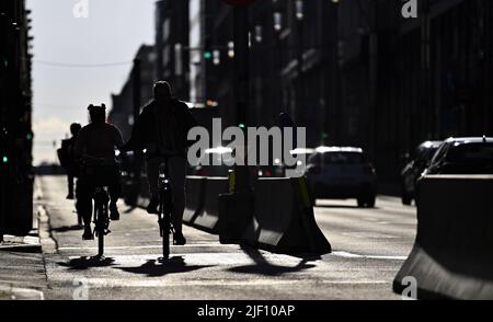 Abbildung zeigt Radfahrer in der Rue de la Loi - Wetstraat, in Brüssel, Montag, 27. Juni 2022. Die Rue de la Loi - Wetstraat (holländisch), was soviel wie „Law Street“ bedeutet, ist eine große Straße, die durch das Zentrum und den Osten von Brüssel, Belgien, führt, und die wegen der Anwesenheit mehrerer bemerkenswerter belgischer und EU-Regierungsgebäude berühmt ist. BELGA FOTO ERIC LALMAND Stockfoto