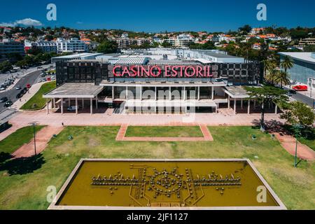 Estoril, Portugal - 28. Juni 2022: Luftaufnahme vom Estoril-Garten und dem legendären Casino Estoril Stockfoto