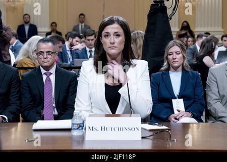 Washington, Usa. 28.. Juni 2022. Cassidy Hutchinson, ehemaliger Berater von Mark Meadows, Stabschef des Weißen Hauses, erscheint vor dem Auswahlausschuss des Repräsentantenhauses, der den Angriff auf das US-Kapitol vom 6. Januar untersucht, am Dienstag, den 28. Juni 2022, eine Anhörung im Kapitol in Washington abhält. Pool Foto von Andrew Harnik/UPI Kredit: UPI/Alamy Live Nachrichten Stockfoto