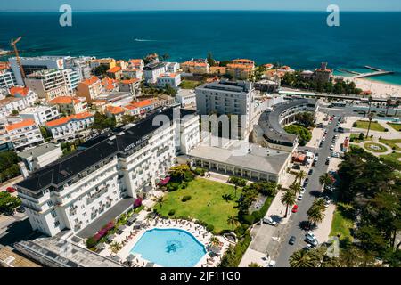 Estoril, Portugal - 28. Juni 2022: Luftaufnahme des berühmten Hotel Palacio in Estoril, Portugal mit Umgebung Stockfoto