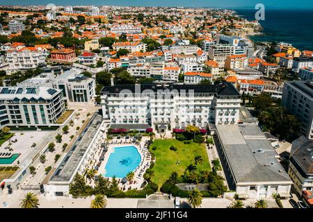 Estoril, Portugal - 28. Juni 2022: Luftaufnahme des berühmten Hotel Palacio in Estoril, Portugal mit Umgebung Stockfoto