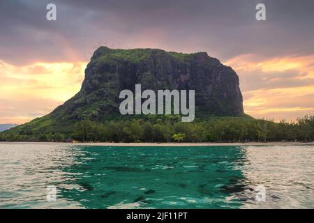 Blick auf den Berg in Le Morne Brabant und die Bucht mit Booten auf der Insel Mauritius im Indischen Ozean. Stockfoto