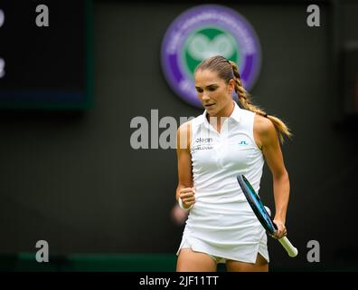 Mirjam Bjorklund aus Schweden im Einsatz gegen Ons Jabeur aus Tunesien während der ersten Runde der Wimbledon Championships 2022, Grand Slam Tennisturnier am 27. Juni 2022 im All England Lawn Tennis Club in Wimbledon bei London, England - Foto: Rob Prange/DPPI/LiveMedia Stockfoto