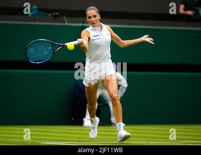 Mirjam Bjorklund aus Schweden im Einsatz gegen Ons Jabeur aus Tunesien während der ersten Runde der Wimbledon Championships 2022, Grand Slam Tennisturnier am 27. Juni 2022 im All England Lawn Tennis Club in Wimbledon bei London, England - Foto: Rob Prange/DPPI/LiveMedia Stockfoto