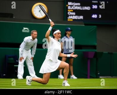 Ons Jabeur aus Tunesien im Einsatz gegen Mirjam Bjorklund aus Schweden während der ersten Runde der Wimbledon Championships 2022, Grand Slam Tennisturnier am 27. Juni 2022 im All England Lawn Tennis Club in Wimbledon bei London, England - Foto: Rob Prange/DPPI/LiveMedia Stockfoto