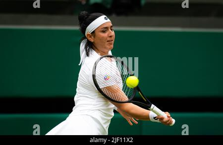 Ons Jabeur aus Tunesien im Einsatz gegen Mirjam Bjorklund aus Schweden während der ersten Runde der Wimbledon Championships 2022, Grand Slam Tennisturnier am 27. Juni 2022 im All England Lawn Tennis Club in Wimbledon bei London, England - Foto: Rob Prange/DPPI/LiveMedia Stockfoto