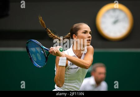 Mirjam Bjorklund aus Schweden im Einsatz gegen Ons Jabeur aus Tunesien während der ersten Runde der Wimbledon Championships 2022, Grand Slam Tennisturnier am 27. Juni 2022 im All England Lawn Tennis Club in Wimbledon bei London, England - Foto: Rob Prange/DPPI/LiveMedia Stockfoto
