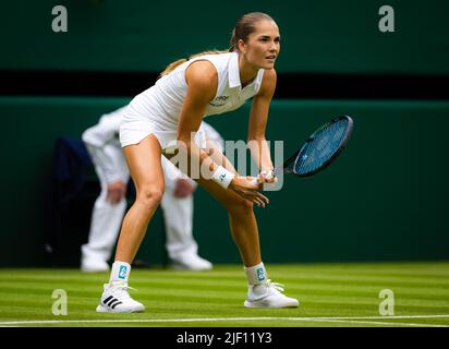 Mirjam Bjorklund aus Schweden im Einsatz gegen Ons Jabeur aus Tunesien während der ersten Runde der Wimbledon Championships 2022, Grand Slam Tennisturnier am 27. Juni 2022 im All England Lawn Tennis Club in Wimbledon bei London, England - Foto: Rob Prange/DPPI/LiveMedia Stockfoto
