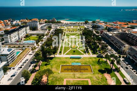 Luftaufnahme vom Estoril Garden mit dem Tamariz Strand als Hintergrund Stockfoto