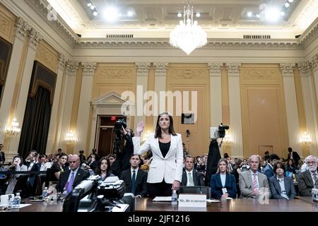 Washington, Usa. 28.. Juni 2022. Cassidy Hutchinson, ehemaliger Berater von Mark Meadows, Stabschef des Weißen Hauses, wird vereidigt, als das Auswahlkomitee des Repräsentantenhauses, das den Angriff auf das US-Kapitol vom 6. Januar untersucht, am Dienstag, den 28. Juni 2022, eine Anhörung im Kapitol in Washington hält. Pool Foto von Andrew Harnik/UPI Kredit: UPI/Alamy Live Nachrichten Stockfoto