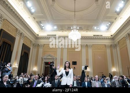 Washington, Usa. 28.. Juni 2022. Cassidy Hutchinson, ehemaliger Berater von Mark Meadows, Stabschef des Weißen Hauses, wird vereidigt, als das Auswahlkomitee des Repräsentantenhauses, das den Angriff auf das US-Kapitol vom 6. Januar untersucht, am Dienstag, den 28. Juni 2022, eine Anhörung im Kapitol in Washington hält. Pool Foto von Andrew Harnik/UPI Kredit: UPI/Alamy Live Nachrichten Stockfoto