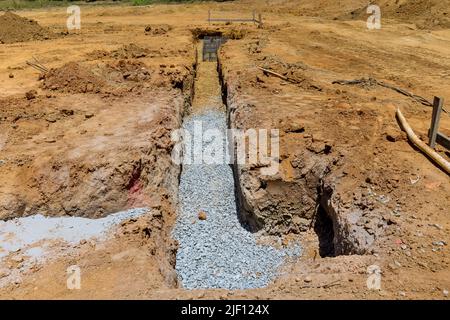 Für ein neues Haus wird ein Graben gegraben, ein Betonfundament Stockfoto