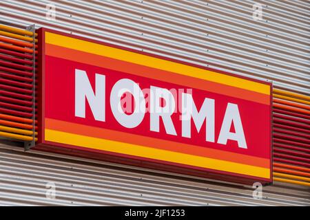 AUGSBURG, DEUTSCHLAND – 16. JUNI 2022: Werbeschild des Discounter-Stores NORMA Stockfoto