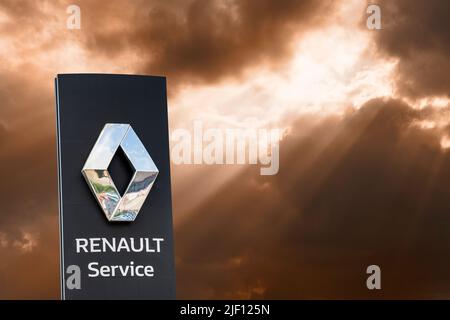 AUGSBURG, DEUTSCHLAND – 16. JUNI 2022: Werbeschild der Automarke RENAULT vor einem wolkenbewölkten Himmel Stockfoto
