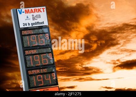 AUGSBURG, DEUTSCHLAND – 16. JUNI 2022: Benzin- und Dieseltankstelle Stockfoto