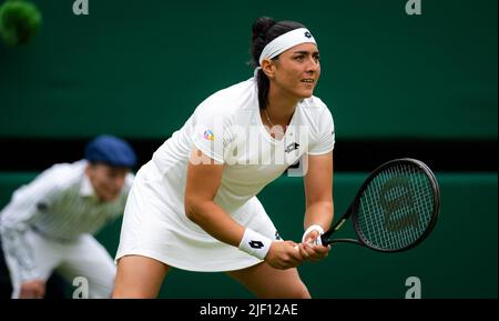 Ons Jabeur aus Tunesien im Einsatz gegen Mirjam Bjorklund aus Schweden während der ersten Runde der Wimbledon Championships 2022, Grand Slam Tennisturnier am 27. Juni 2022 im All England Lawn Tennis Club in Wimbledon bei London, England - Foto: Rob Prange/DPPI/LiveMedia Stockfoto