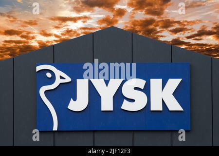 AUGSBURG, DEUTSCHLAND – 16. JUNI 2022: Werbeschild des Stores JYSK vor einem wolkenbewölkten Himmel Stockfoto