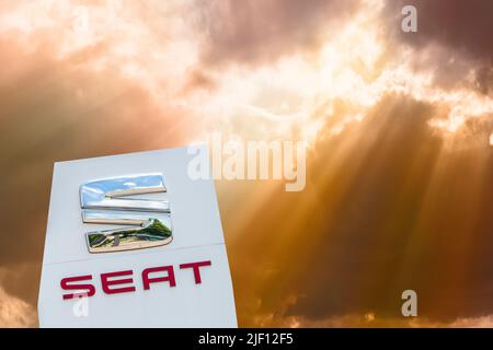 AUGSBURG, DEUTSCHLAND – 16. JUNI 2022: Werbeschild der Automarke RENAULT vor einem wolkenbewölkten Himmel Stockfoto
