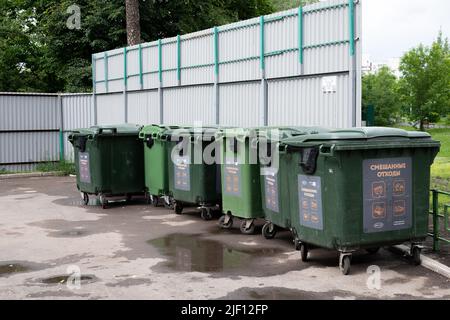 Moskau, Russland - Juni 17. 2022. Reihe von Kunststoffbehältern für Mischabfälle Stockfoto