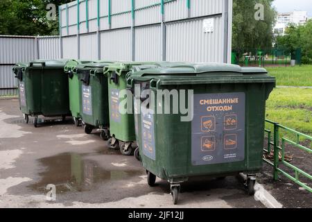 Moskau, Russland - Juni 17. 2022. Reihe von Kunststoffbehältern für Mischabfälle Stockfoto