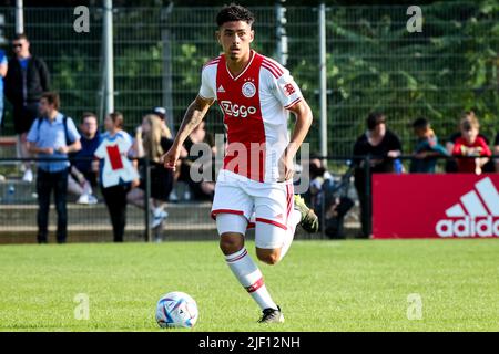 OLDENZAAL, NIEDERLANDE - 28. JUNI: Tristan GOOIJER von Ajax dribbelt beim Vorsaison-Freundschaftsspiel zwischen Ajax und SV Meppen im Sportcentrum Vondersweijde am 28. Juni 2022 in Oldenzaal, Niederlande (Foto: Rene Nijhuis/Orange Picters) Stockfoto