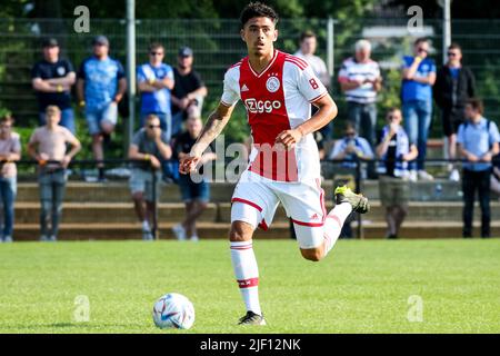 OLDENZAAL, NIEDERLANDE - 28. JUNI: Tristan GOOIJER von Ajax dribbelt beim Vorsaison-Freundschaftsspiel zwischen Ajax und SV Meppen im Sportcentrum Vondersweijde am 28. Juni 2022 in Oldenzaal, Niederlande (Foto: Rene Nijhuis/Orange Picters) Stockfoto